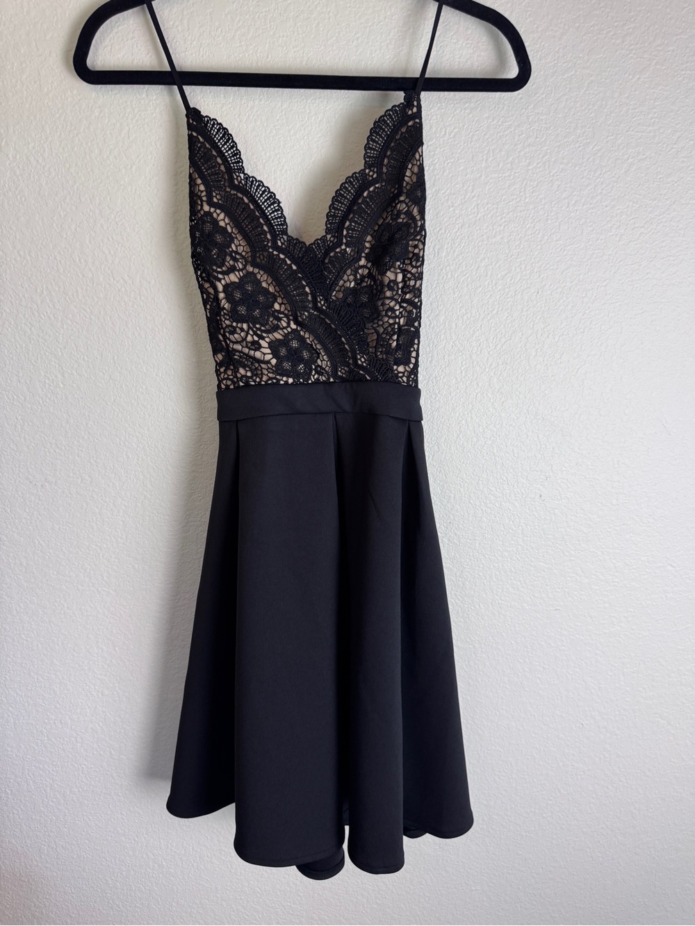 Francesca’s M Black Floral Lace V-Neck Strappy Sleeveless Fit & Flare Dress